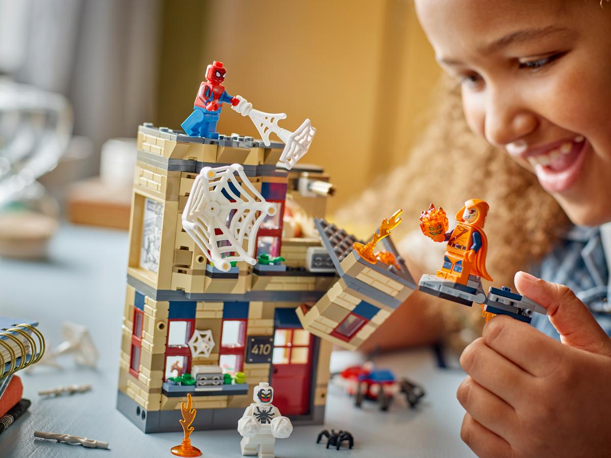 LEGO® Marvel Peter Parker's apartment 76317