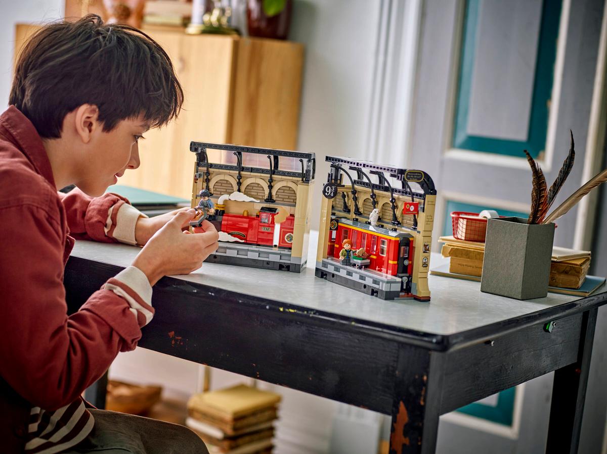 LEGO® Harry Potter Book Nook: Hogwarts Express 76450
