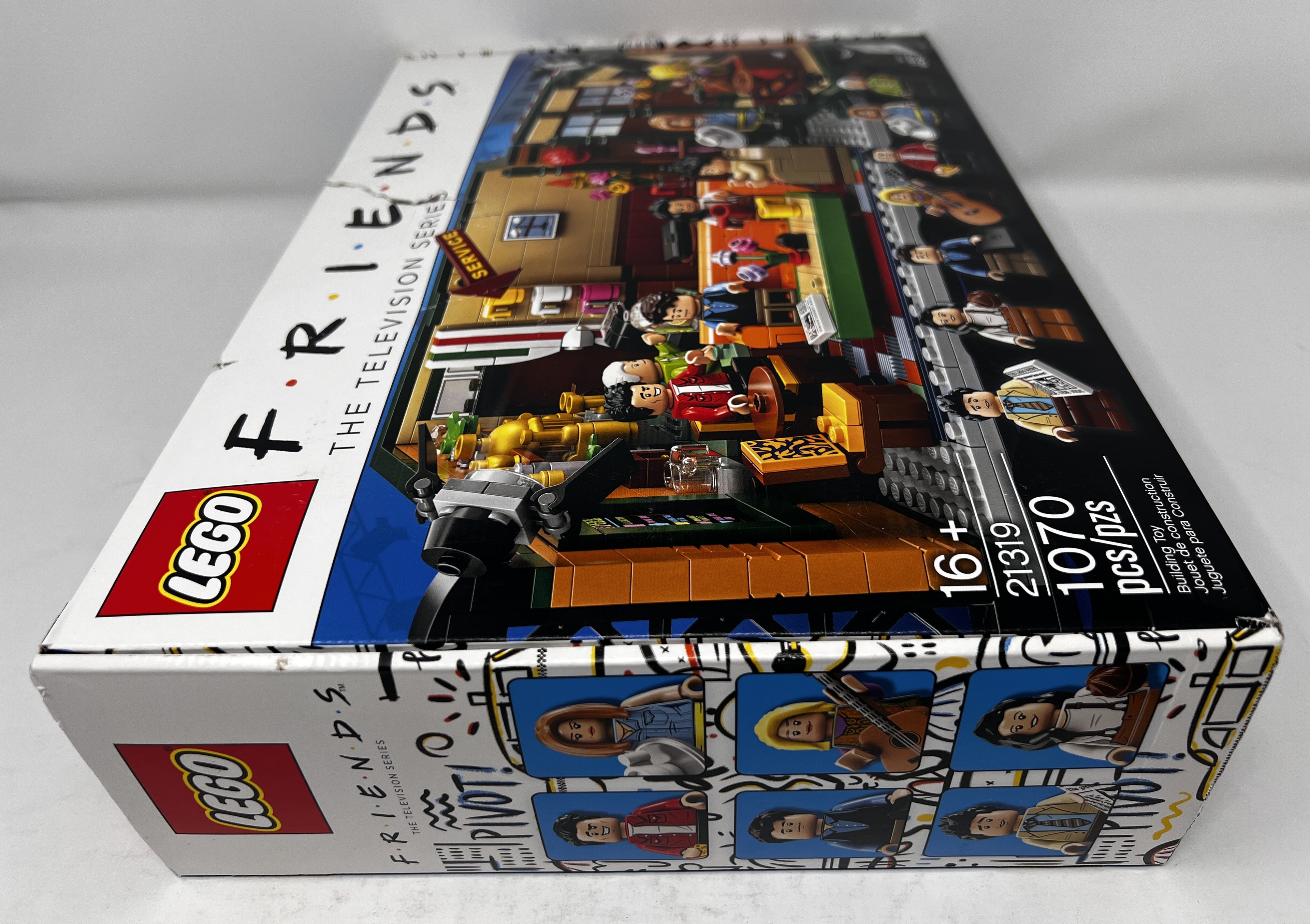 LEGO Ideas FRIENDS Central Perk 21319 (Damaged box, see pictures)