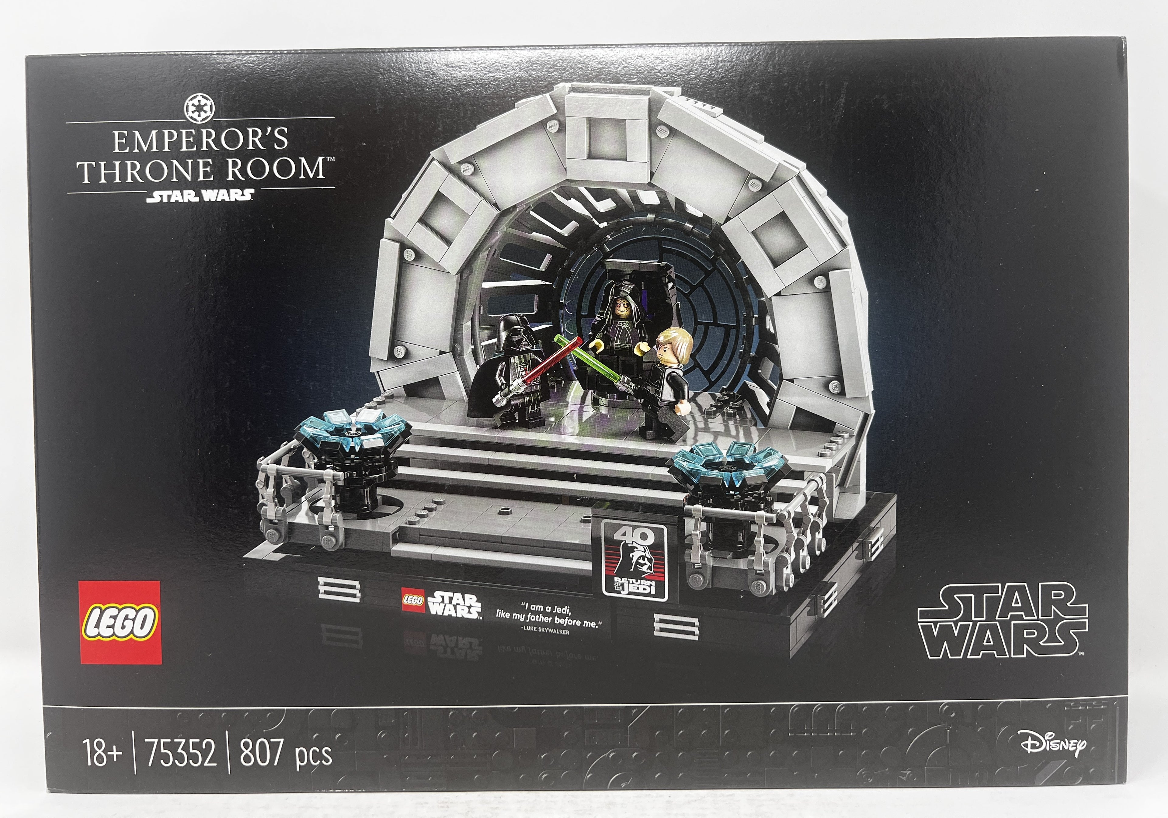 LEGO Star Wars Emperor's Throne Room 75352 (torn graphic on box, see pictures)