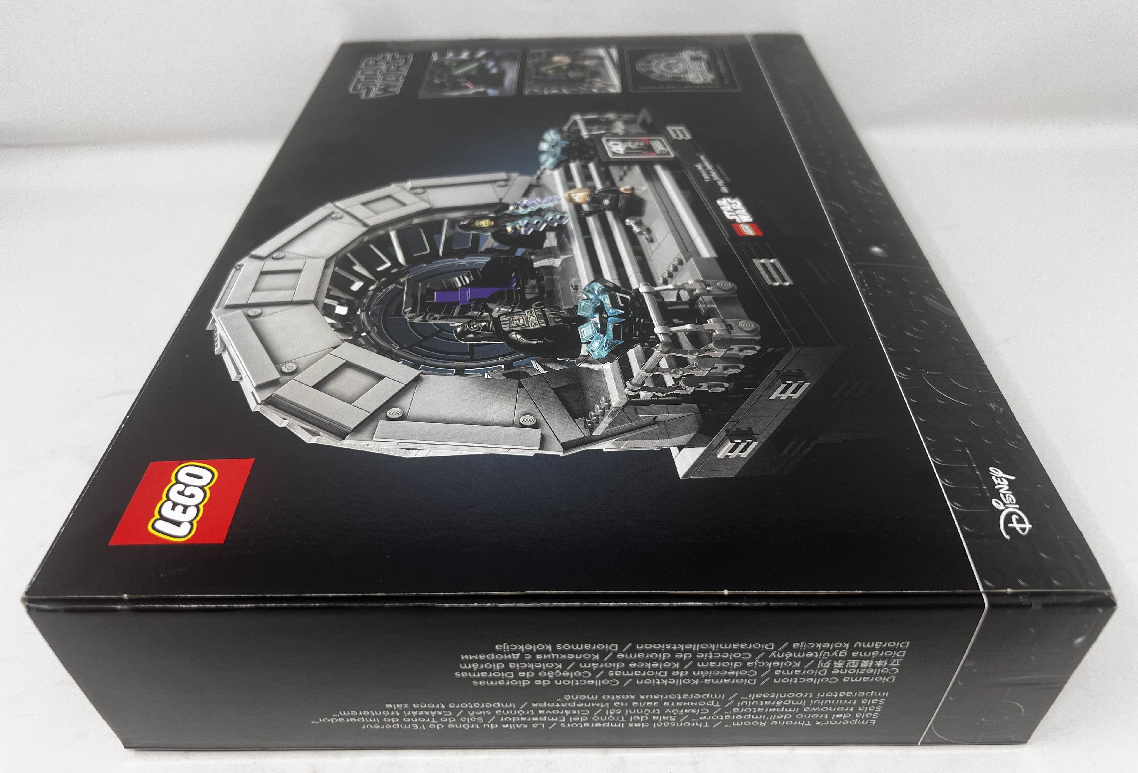 LEGO Star Wars Emperor's Throne Room 75352 (torn graphic on box, see pictures)