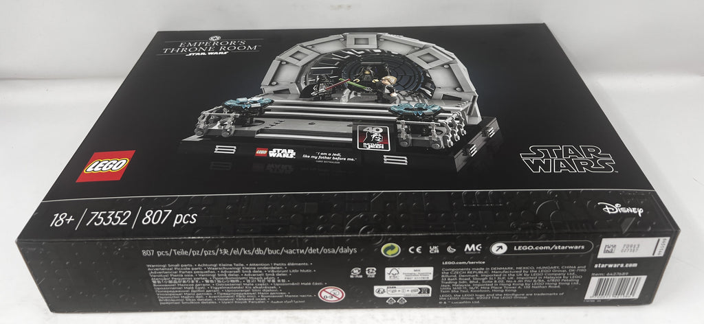 LEGO Star Wars Emperor's Throne Room 75352 (torn graphic on box, see pictures)