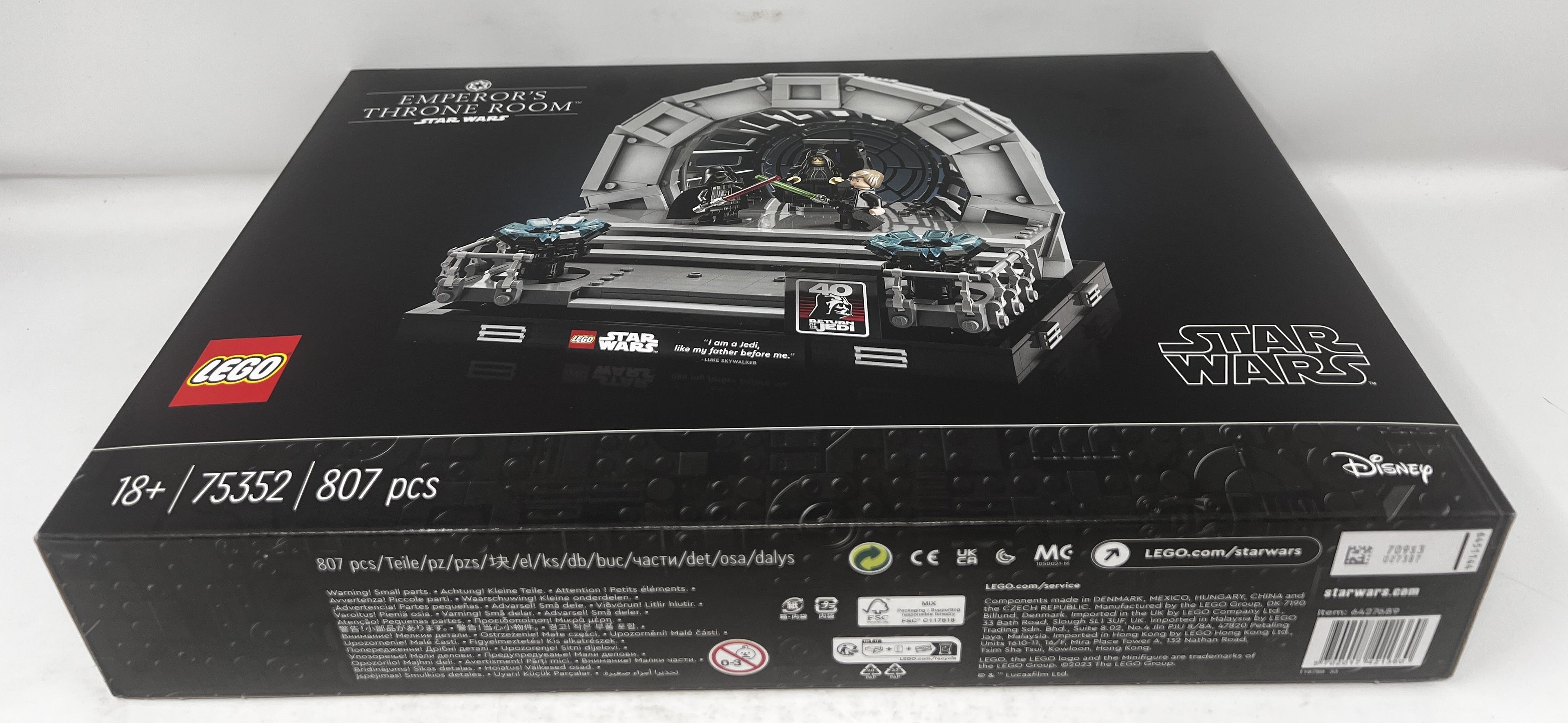 LEGO Star Wars Emperor's Throne Room 75352 (torn graphic on box, see pictures)