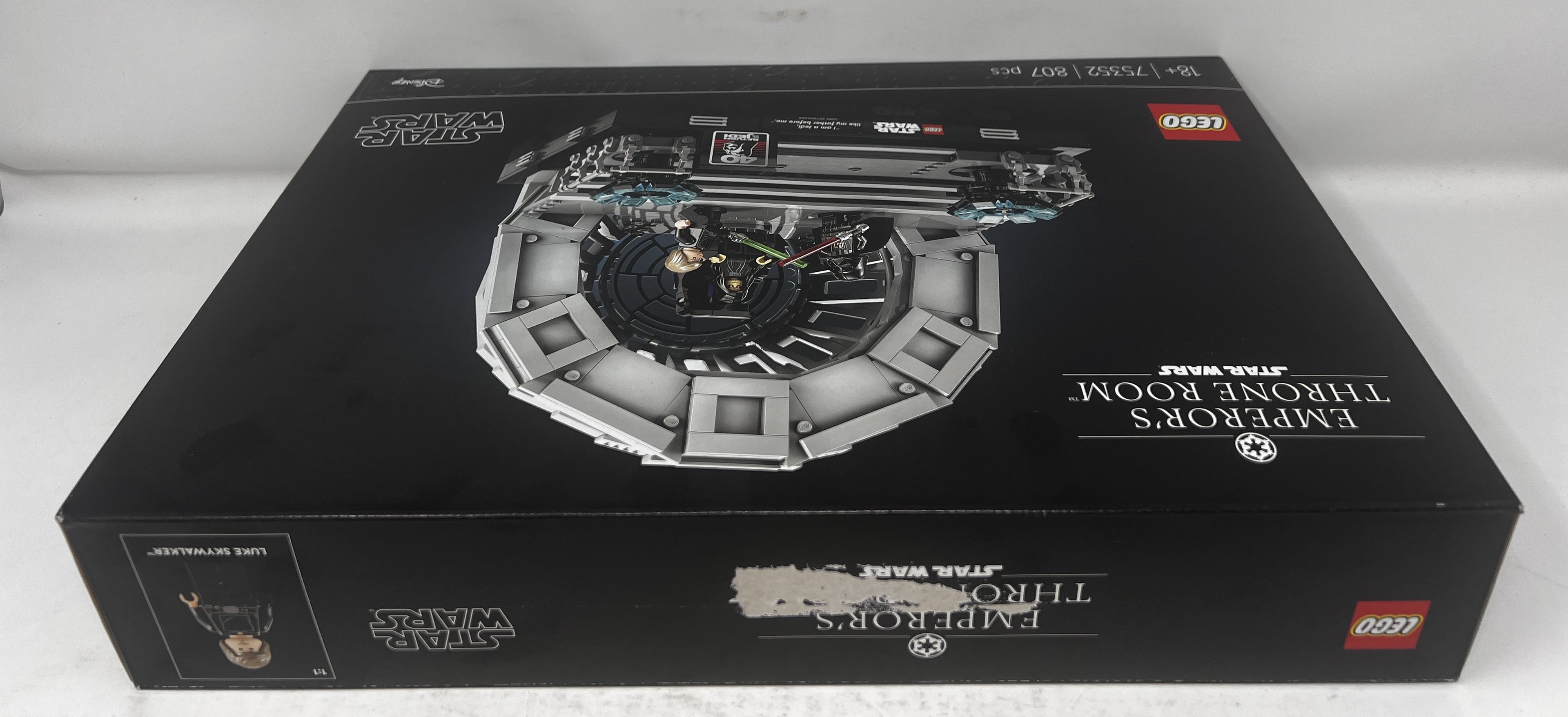LEGO Star Wars Emperor's Throne Room 75352 (torn graphic on box, see pictures)