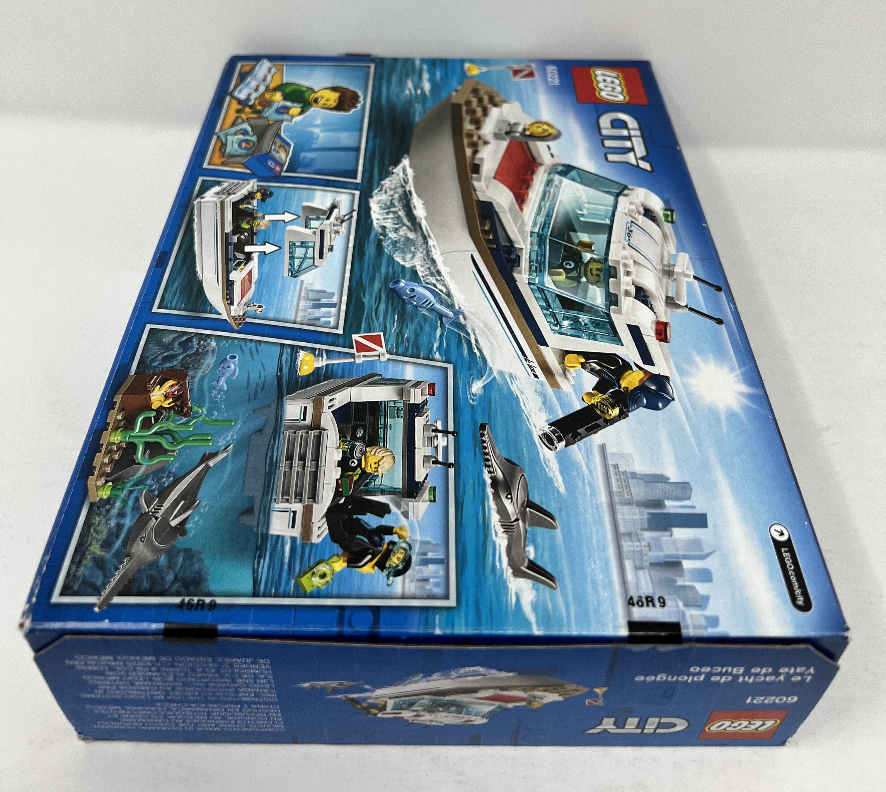 LEGO City Diving Yacht #60221 (shelf wear, see pictures)
