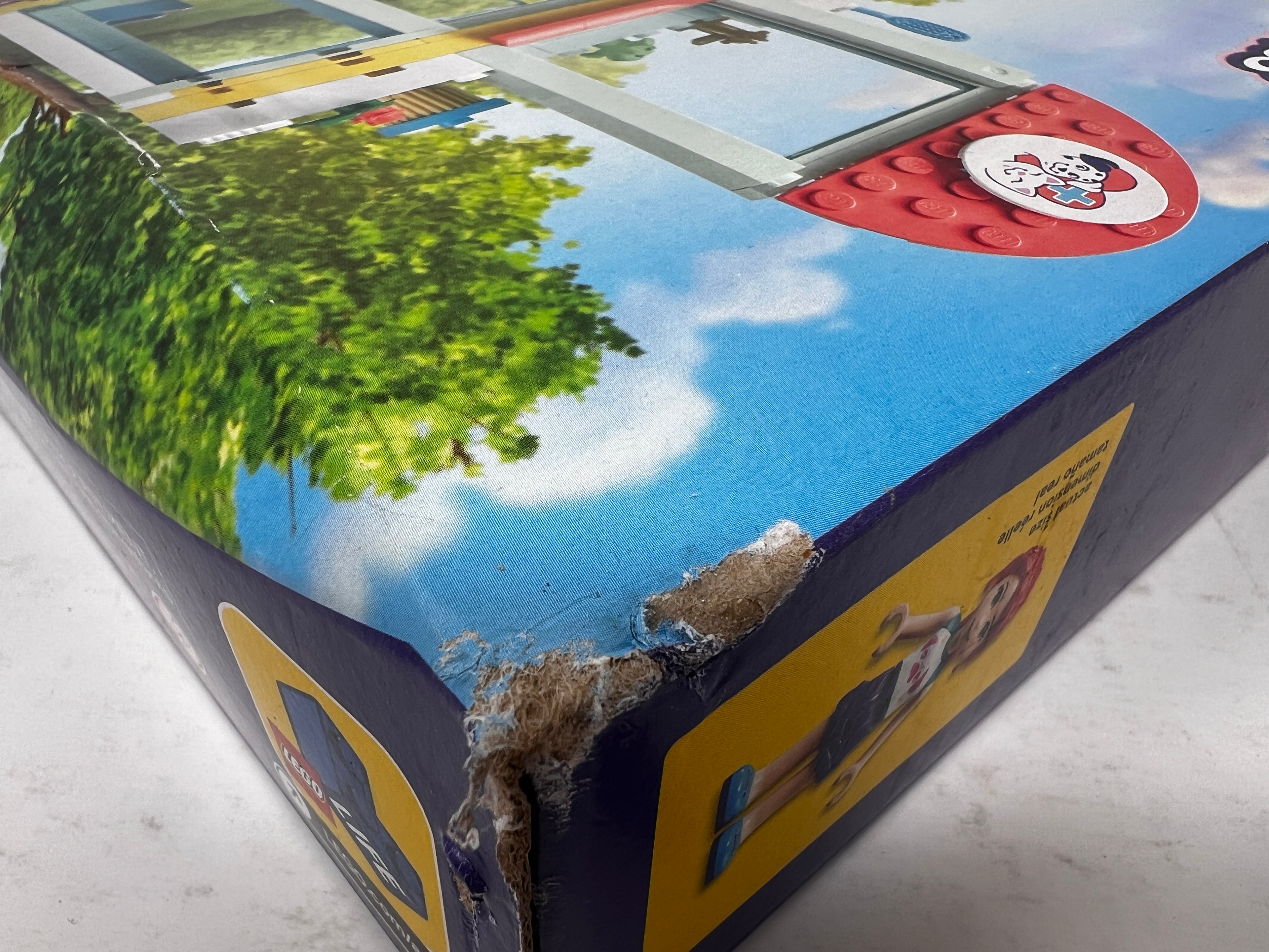 LEGO Friends Pet Clinic 41695 (damaged box, see pictures)