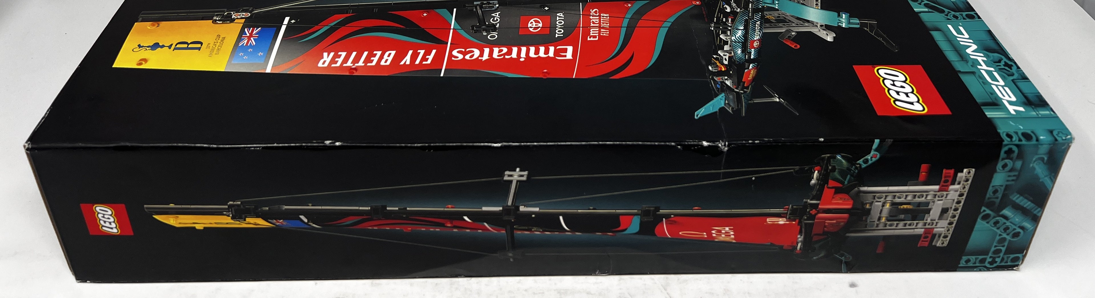 LEGO Technic Emirates New Zealand AC75 Racing Yacht 42174 (Box damage, see pictures)