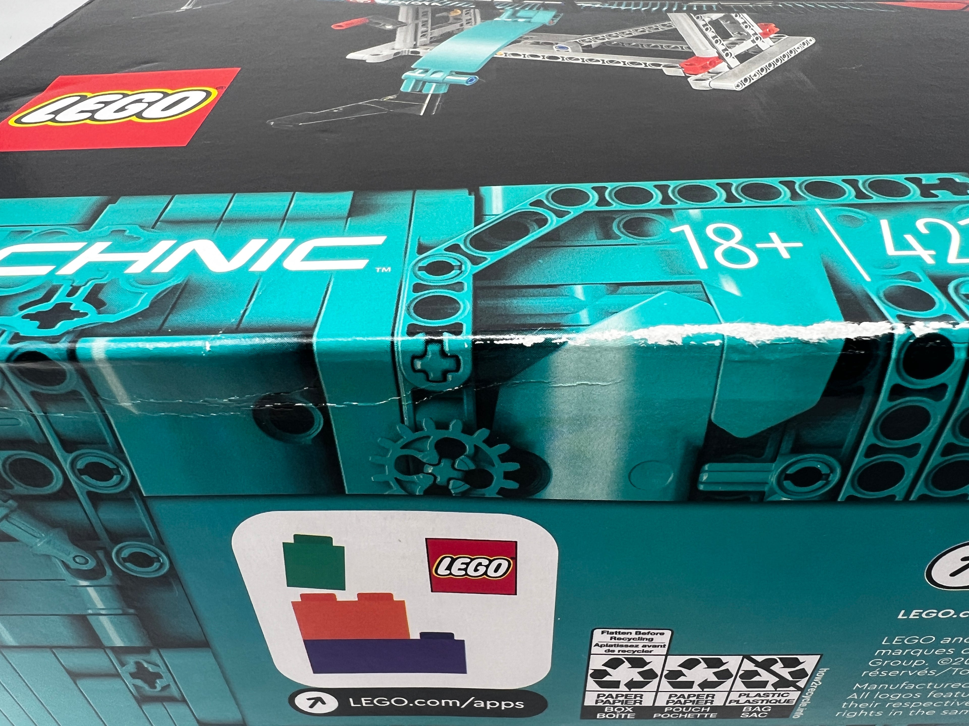 LEGO Technic Emirates New Zealand AC75 Racing Yacht 42174 (Box damage, see pictures)