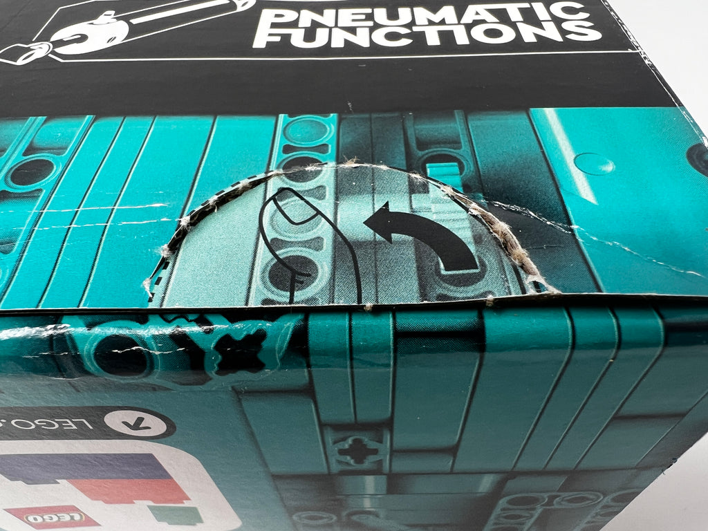 LEGO Technic Emirates New Zealand AC75 Racing Yacht 42174 (Box damage, see pictures)