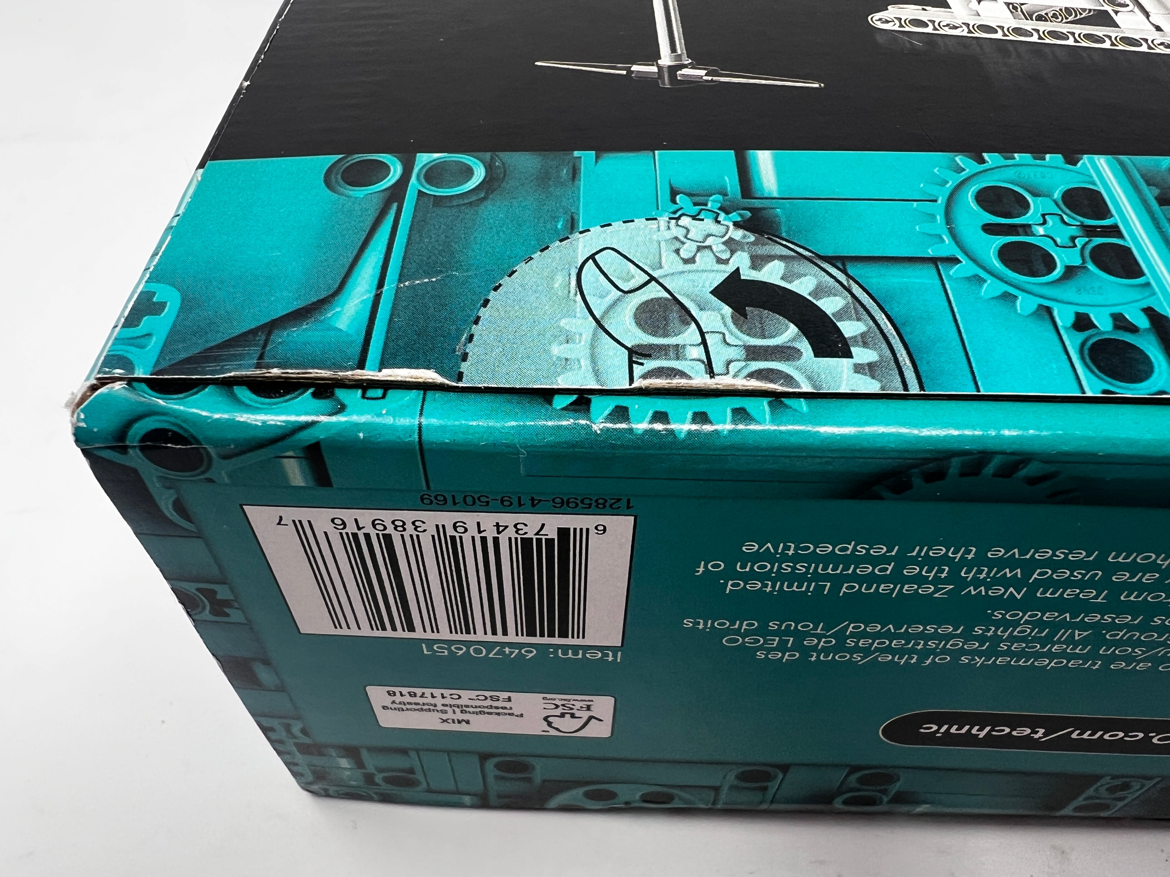 LEGO Technic Emirates New Zealand AC75 Racing Yacht 42174 (Box damage, see pictures)