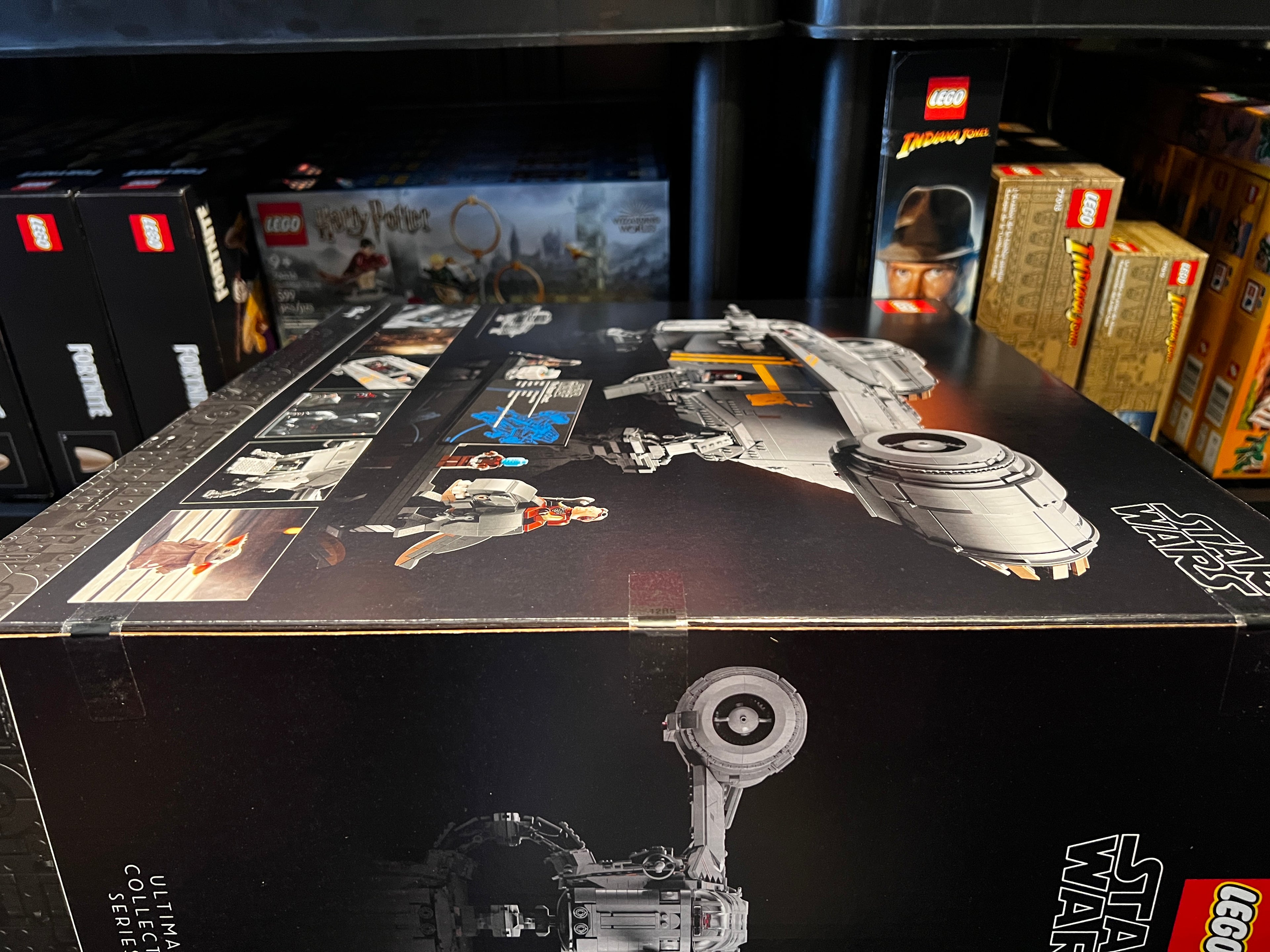 LEGO Star Wars The Razor Crest UCS 75331 (some shelf wear, see pictures)