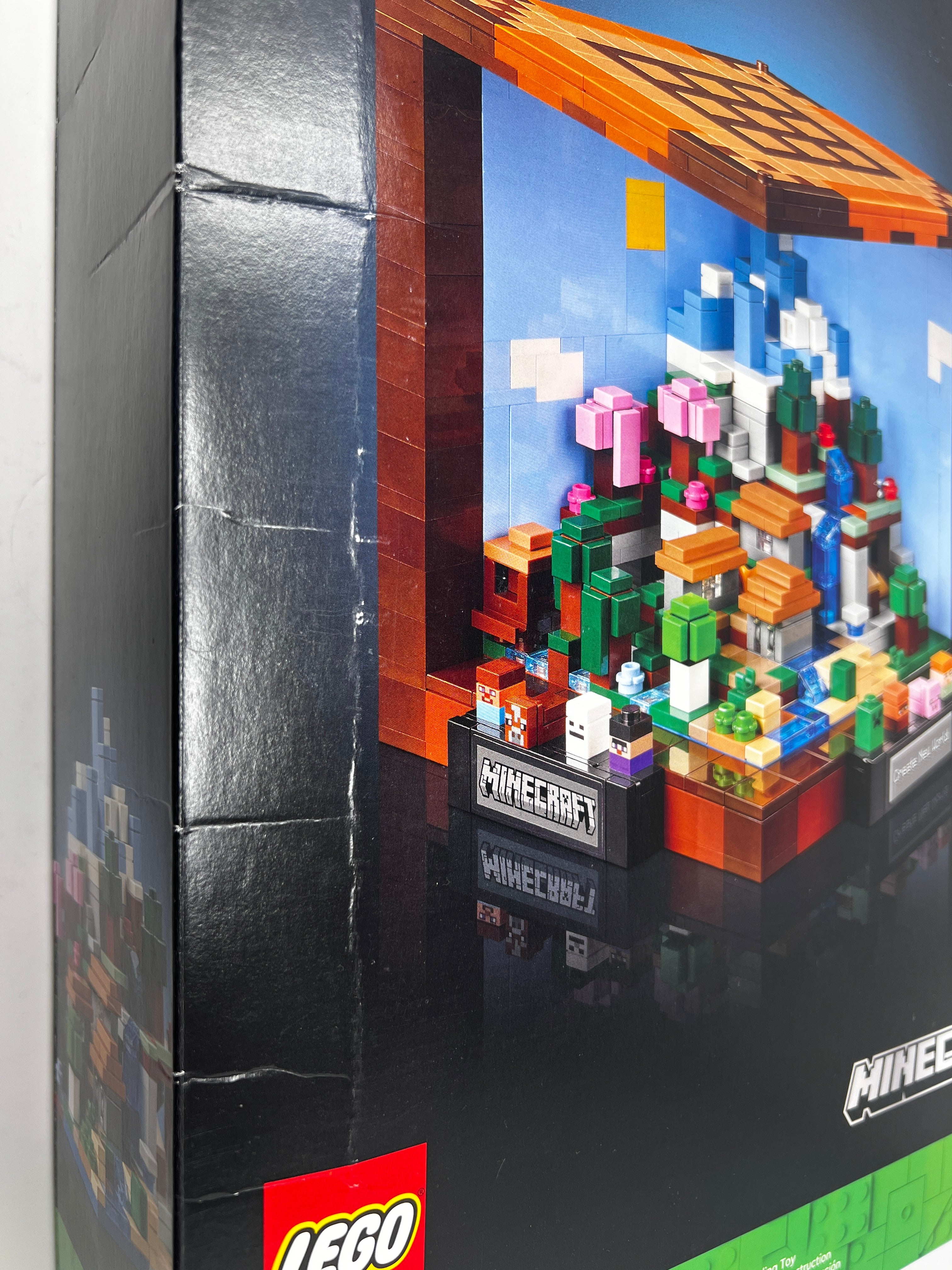 LEGO Minecraft The Crafting Table 21265 (Damaged box, see pictures)
