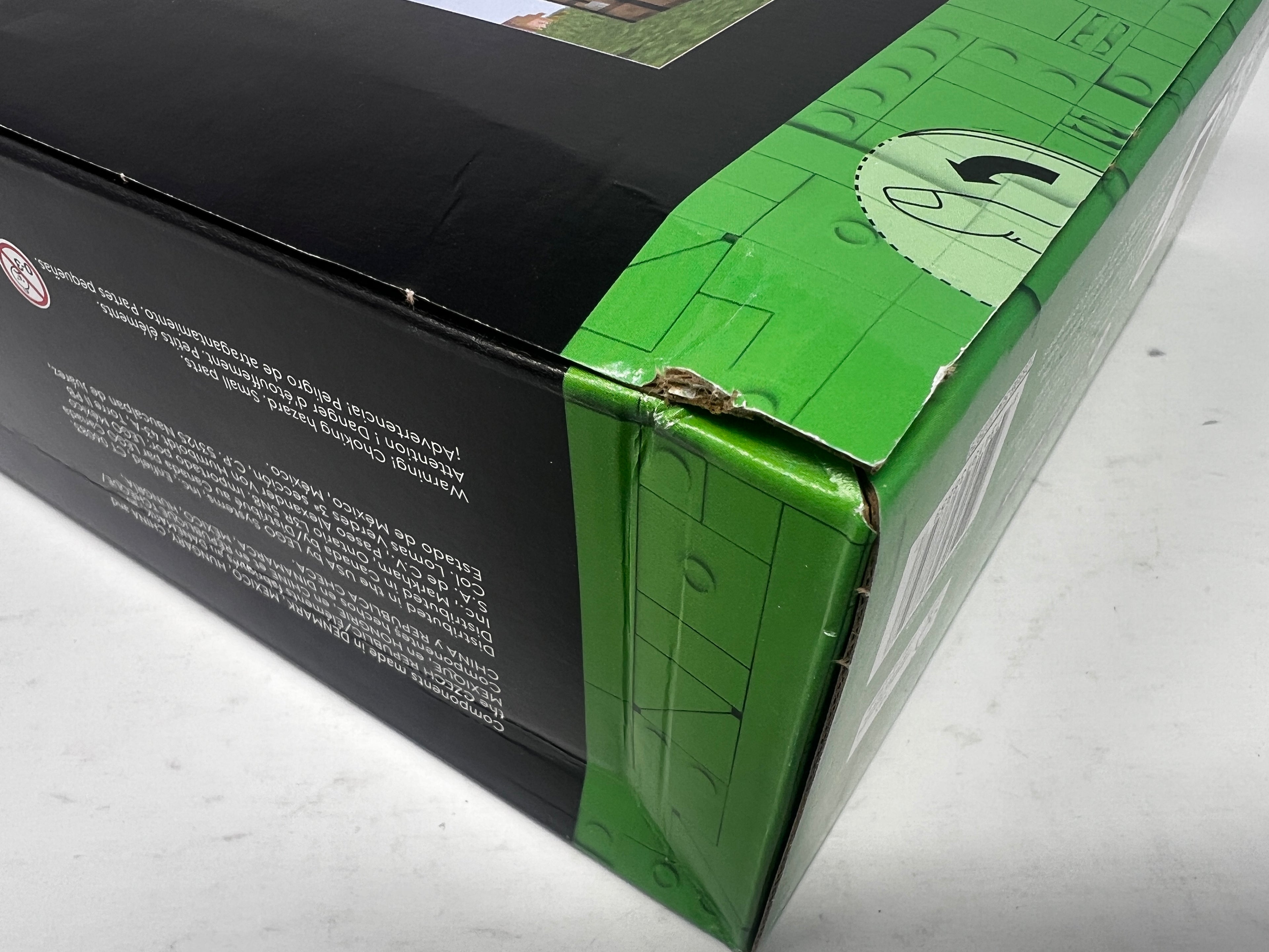 LEGO Minecraft The Crafting Table 21265 (Damaged box, see pictures)