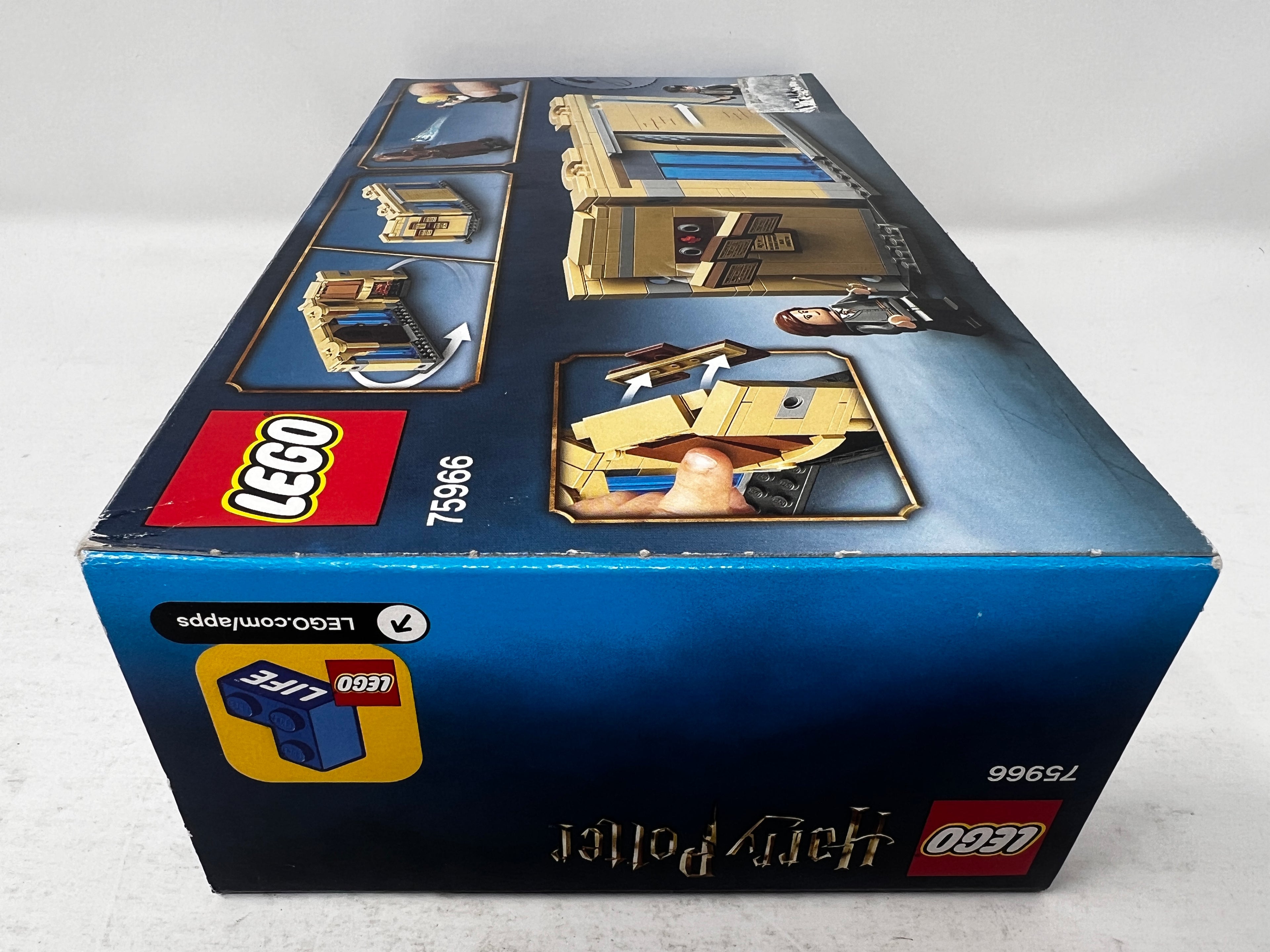 LEGO Harry Potter Hogwarts Room Of Requirements 75966 (Shelf wear, sticker, see pictures)