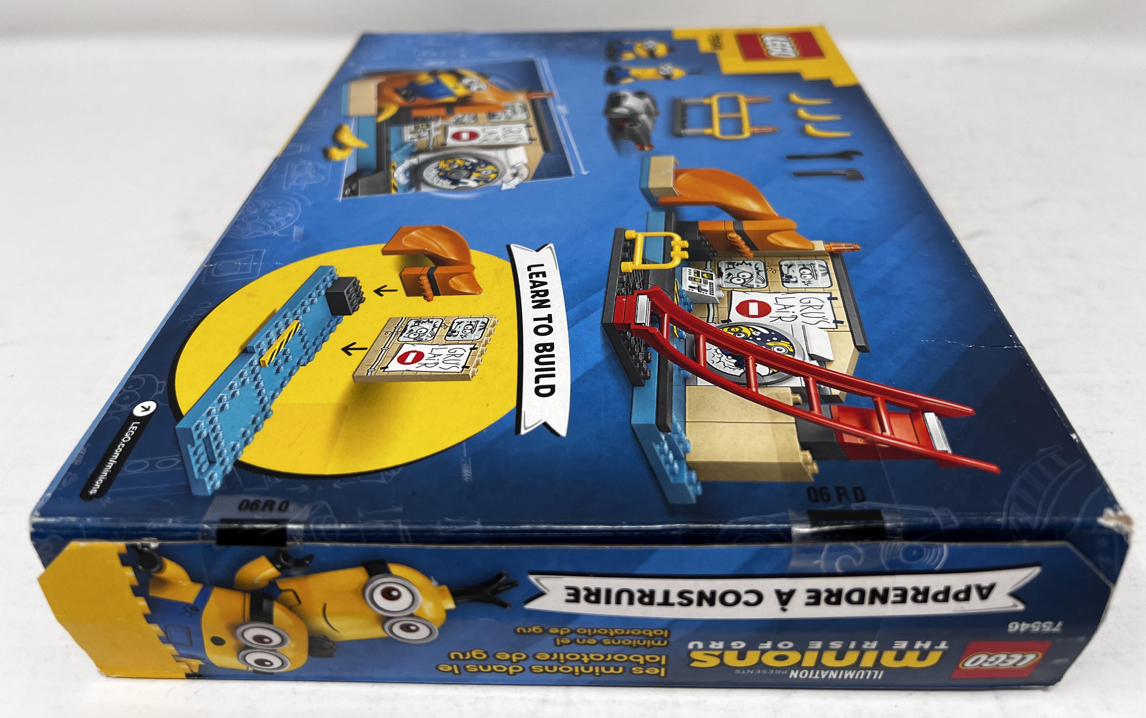 LEGO Minions: The Rise of Gru - Minions in Gru's Lab 75546 (heavy shelf wear/damage/glue residue, see pictures)