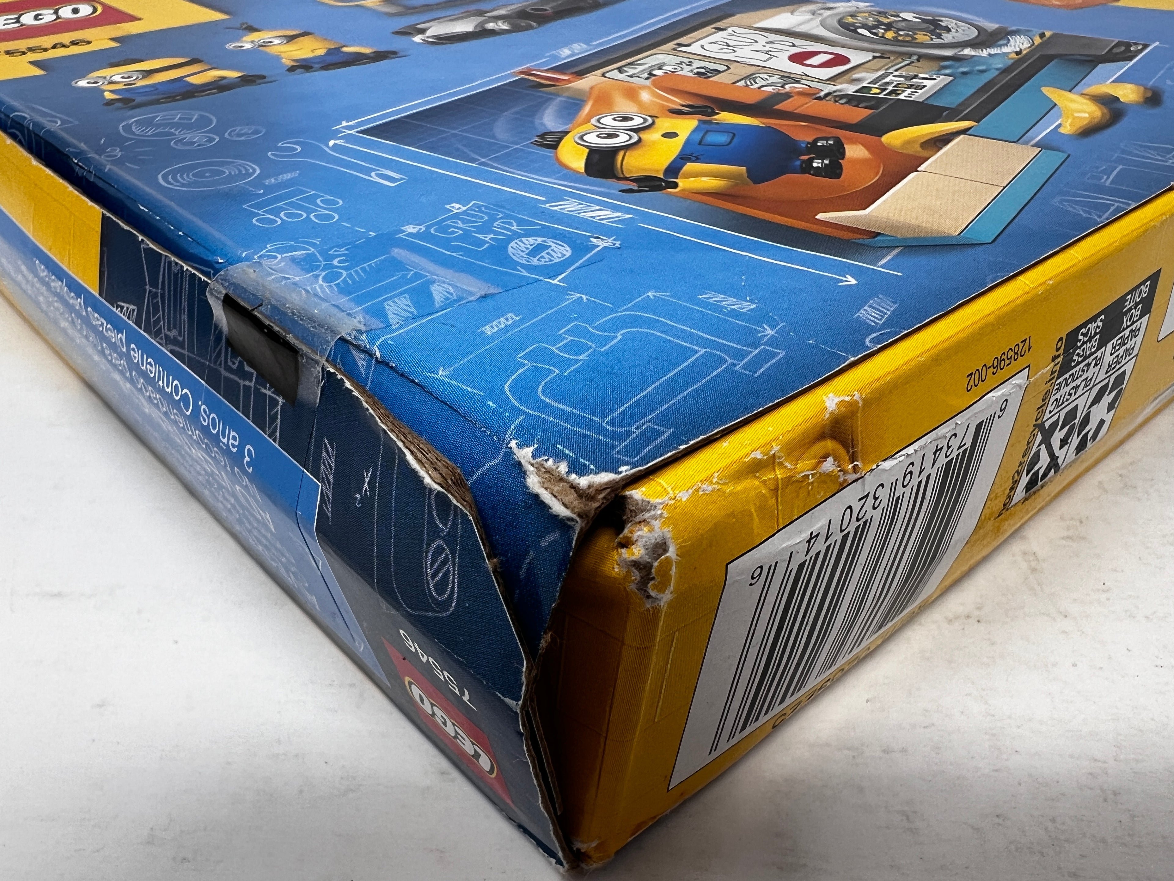 LEGO Minions: The Rise of Gru - Minions in Gru's Lab 75546 (heavy shelf wear/damage/glue residue, see pictures)