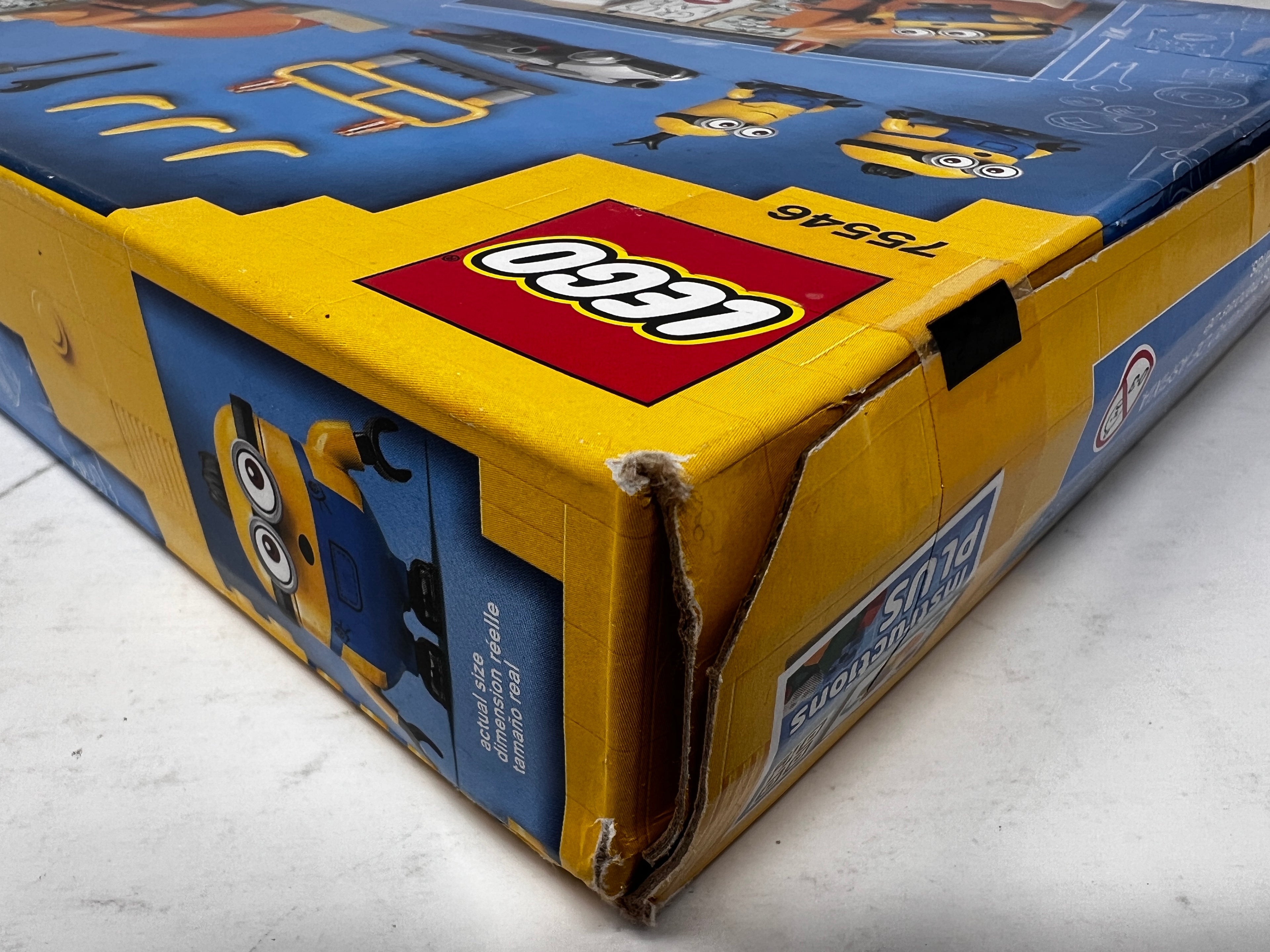 LEGO Minions: The Rise of Gru - Minions in Gru's Lab 75546 (heavy shelf wear/damage/glue residue, see pictures)