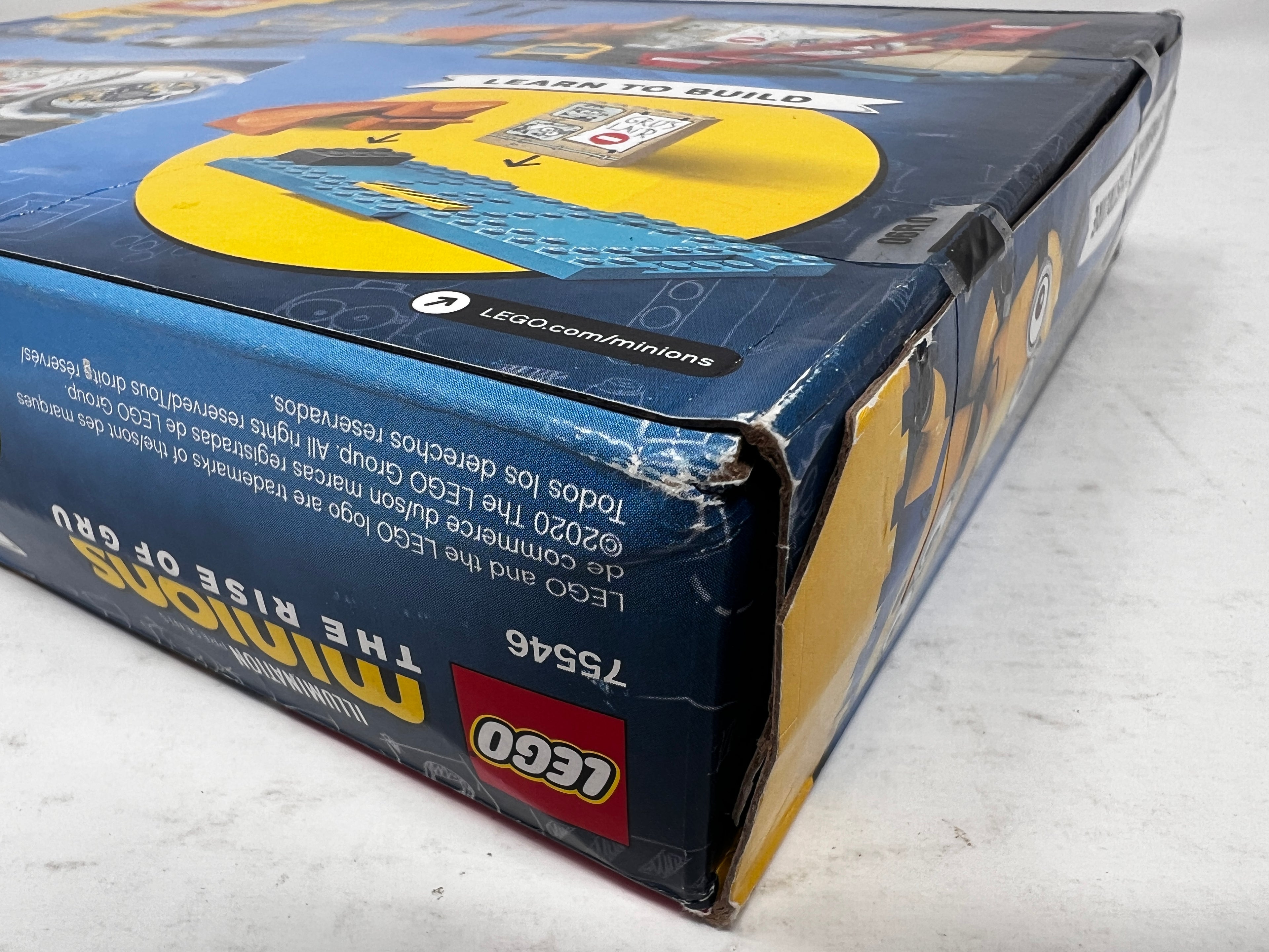 LEGO Minions: The Rise of Gru - Minions in Gru's Lab 75546 (heavy shelf wear/damage/glue residue, see pictures)