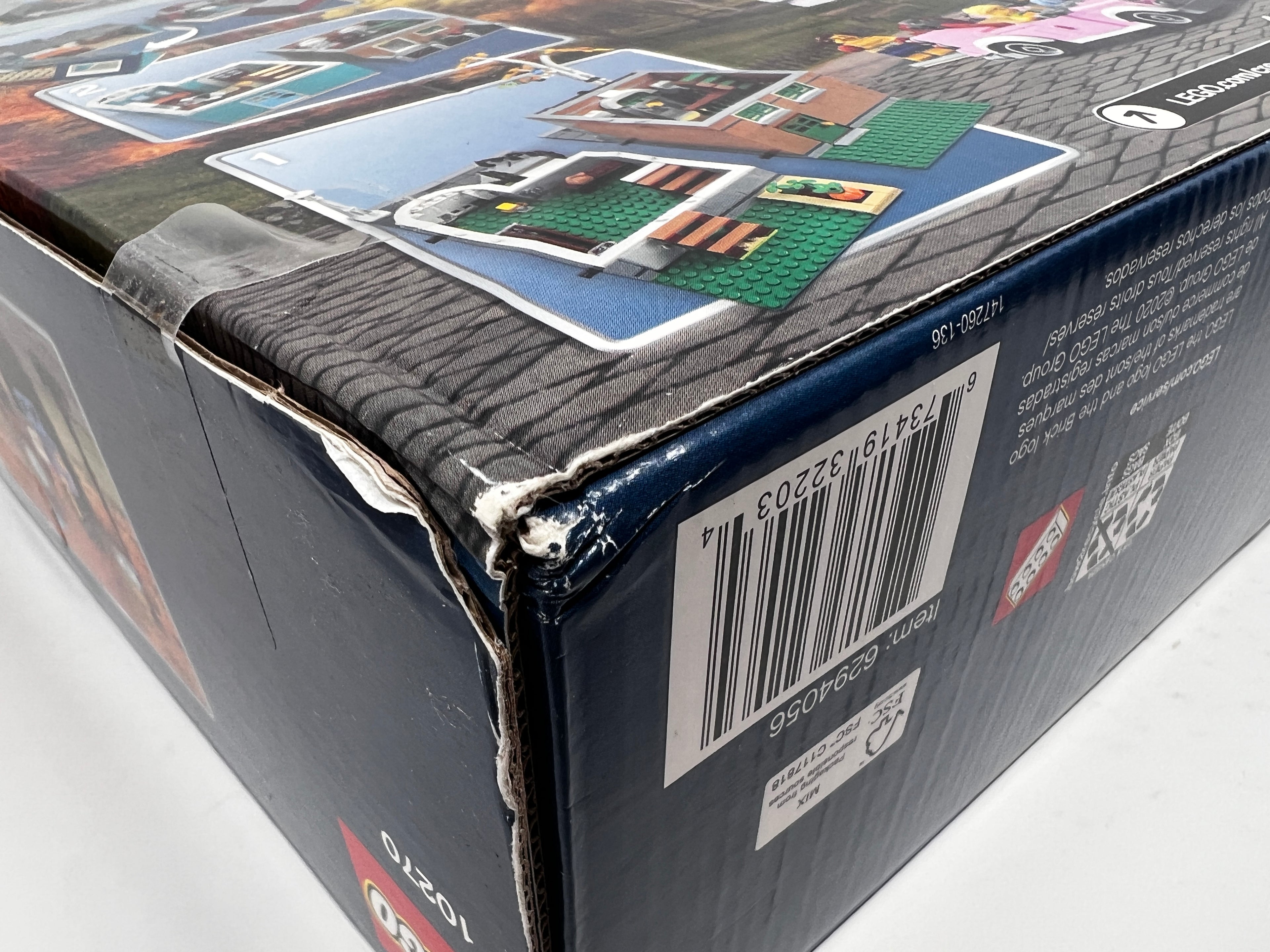 LEGO Creator Expert Bookshop Modular Building 10270 (shelf wear, see pictures)