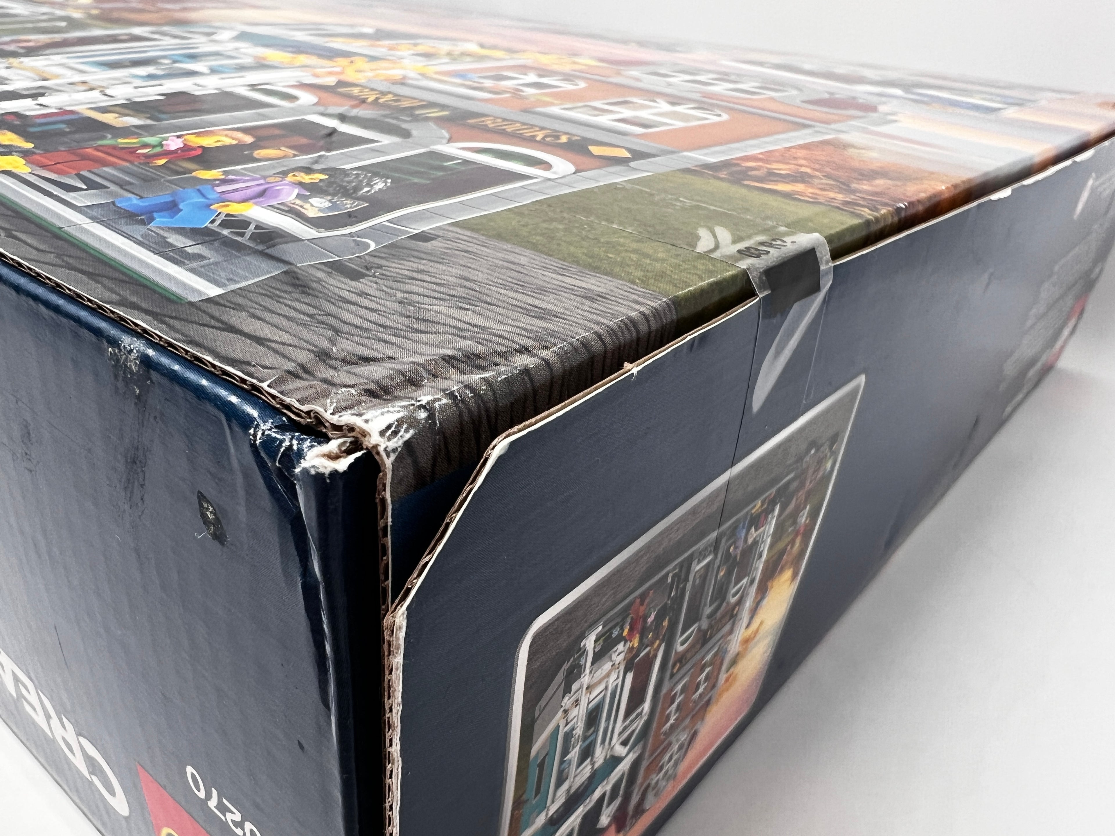 LEGO Creator Expert Bookshop Modular Building 10270 (shelf wear, see pictures)